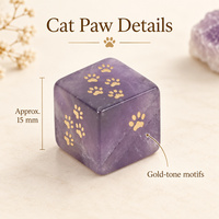 Dés à jouer en améthyste Cat D6 avec silhouettes de chats et arrangements de pattes dorés sur un cube à motifs violet pour collections de dés de table