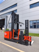 VNA1560 Man-Up1.5T Chariot élévateur à trois voies : hauteur de levage de 4 m, 920 kg, levage en position debout, fonctionnement guidé par rail.
