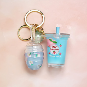 Acide hyloronique vegan personnalisé parfumé mini brillant à lèvres mignon avec porte-clés Peach Beverag Milk tea cup lip glow oil - Product Image 4