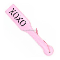 SacKnove Articles Érotiques pour Adultes Nouveauté Sexy Mots XOXO Fouet Fessée en Cuir pour Jeux Préliminaires Flirt Bondage BDSM Raquette à Fessée pour Jouets Sexuels
