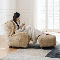Fauteuil de salon de style français moderne et luxueux, structure en bois, dossier solide, inclinable, rembourrage en mousse souple, décoration d'appartement ou de villa