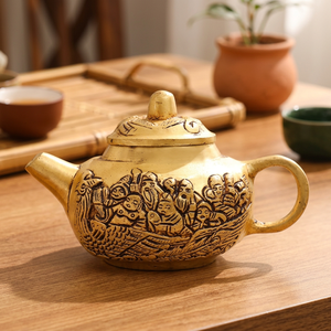 Théière chinoise traditionnelle avec couvercle et poignée décorée de figures et motifs sculptés - Product Image 2