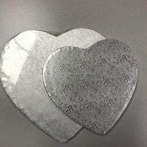 Base Redonda de Cartón Gris Plateado con Diseño Impreso en Relieve para Decoración de Pasteles - Product Image 3