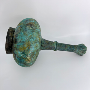 Vaso a bulbo d'aglio in bronzo pratico in metallo per conservare il vino riscaldante che simboleggia lo stato sociale e l'identità - Product Image 4