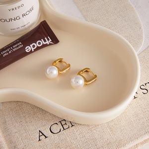 ต่างหูมุก ทอง 18K แบบ Huggie เกรด AAA ติดแบบ Channel Setting สำหรับใส่ทุกวัน - Product Image 4