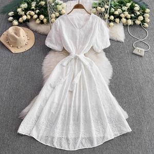 เดรสลำลองทรงเอวสูง แขนพอง แต่งลูกไม้ฉลุลายด้านหน้า คอวี ทรงโรมัน สำหรับผู้หญิง ใส่ได้ในช่วงฤดูร้อน ซักได้ - Product Image 2