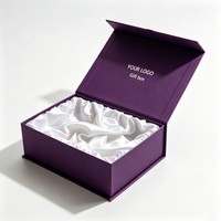 Boîte cadeau magnétique personnalisée en violet lavande avec logo en feuille d'argent, boîte rigide pliable avec doublure en satin blanc