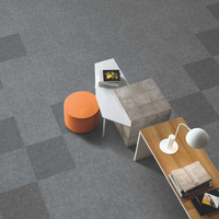 Dalles de moquette écologiques personnalisées autocollantes pour bureaux commerciaux et résidentiels 60cm X 60cm 50x50cm résistantes aux taches