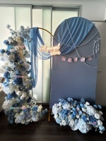 Arrangement d'arc de fausses fleurs bleu et blanc poussiéreux toile de fond de mariage Boho et Swag pour les célébrations de Pâques