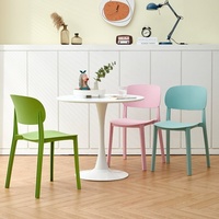 Chaise de restaurant multifonctionnelle en plastique de style nordique moderne avec dossier confortable et options personnalisables pour usage domestique et commercial