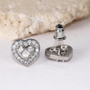 Mini orecchini a forma di cuore per donna, accessori di moda minimalisti e carini da indossare tutti i giorni - Product Image 3
