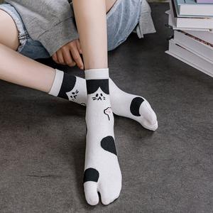 Vente en gros de <span class=keywords><strong>chaussettes</strong></span> en coton avec logo personnalisé de dessin animé japonais mignon <span class=keywords><strong>Chaussettes</strong></span> respirantes à deux <span class=keywords><strong>doigts</strong></span> absorbant la sueur pour femmes <span class=keywords><strong>Chaussettes</strong></span> à bout rond - Product Image 2
