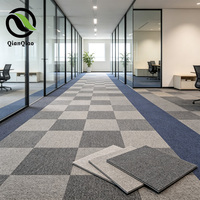 QQ Modulare Nylon-Teppichfliesen 50x50cm Antistatisch Feuerfest für Coworking Spaces Flexibler Büroboden Modern Dekorativ