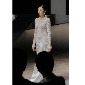 เดรสยาวผู้หญิงแบบใหม่สุดหรู ตกแต่งด้วยลูกไม้ ผ้าจับเดรป สไตล์เวียดนาม ผสมผสานวัสดุหลากหลาย ชุดลำลองสีขาว - Product Image 2