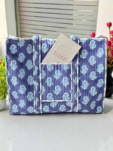 Bolso tote informal de algodón acolchado con estampado floral decorativo hecho a mano, ideal para viajes diarios y artículos esenciales. - Product Image 3