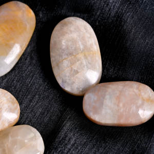 Pierre de méditation en pierre de lune jaune polie, pierre de méditation pour la réflexion, cristal de guérison pour le Reiki, soulagement de l'anxiété, décoration intérieure, vente en gros - Product Image 3