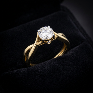 Anillo de Compromiso Moderno de Plata 925 con Moissanita Redonda, Engaste de Garras, Certificado, Joyería Fina para Mujer - Product Image 1