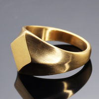 2026 Neues Design Matt Gebürstete Schwarz-Gold-Plattierte Diamantförmige Geometrische Edelstahlringe Gravierbare Benutzerdefinierte Logo-Text-Ringe