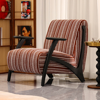 Fauteuil de détente en bois massif avec structure en bois pour salon
