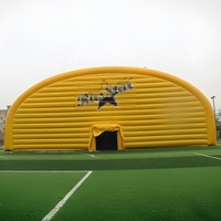 Terrain de sport gonflable géant en PVC jaune coupe-vent sur mesure pour le football, arène sportive, dôme gonflable, tunnel gonflable