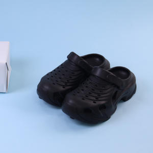 Sandalias Crocs blancas de suela gruesa antideslizantes con punta cerrada para hombres y mujeres, sandalias planas con tacón de 3cm para uso en exteriores y playa - Product Image 4