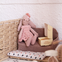 Paire de lapins en peluche faits à la main avec pull tricoté, jupe à carreaux, robe au crochet, poussette en osier, décoration de chambre d'enfant, ornement, cadeau