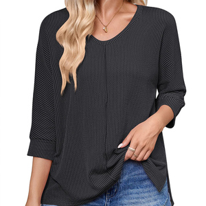 Vente en gros <span class=keywords><strong>T</strong></span>-shirts surdimensionnés solides Col en V Chemisier à manches <span class=keywords><strong>trois</strong></span>-quarts <span class=keywords><strong>T</strong></span>-<span class=keywords><strong>shirt</strong></span> en tricot côtelé texturé gaufré grande taille pour femmes - Product Image 4