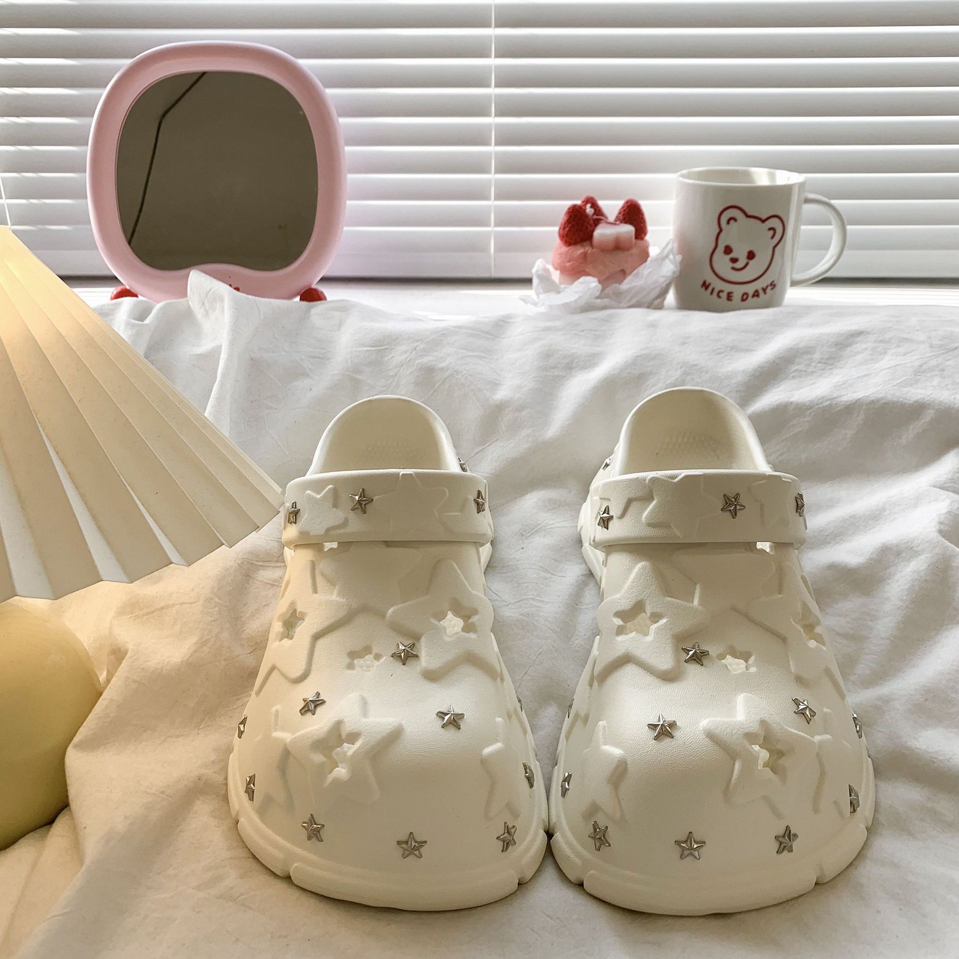 สีเบจ (พร้อมเครื่องประดับรูปดาว)