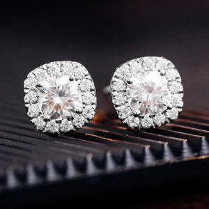Boucles d'oreilles en or E3545 avec diamants naturels taille coussin, style classique pour femme - Product Image 4