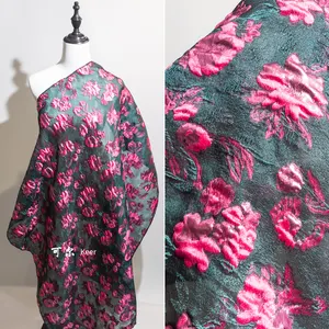 KEER fabrika özel toptan SDJ60N giyim kumaşlar koyu yeşil taban kırmızı çiçek desen lurex iplik karışımlı jakarlı polyester kumaş