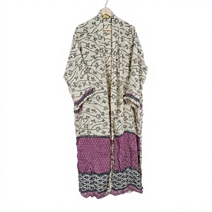 Kimono de plage d'été luxueux et élégant en patchwork, fait main, vintage indien, en soie de sari recyclée, respirant et doux - Product Image 1