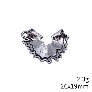 Abalorio de falda con volantes 26x19mm, de aleación de zinc en plata envejecida, con motivo de vestido festoneado y plisado, para joyería de danza flamenco - Product Image 3