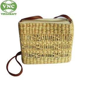 Vente en gros de sacs à bandoulière d'été vintage pour femmes avec double anse, doublure rayée en coton, fermeture à glissière, décor de fleurs perlées - Product Image 5