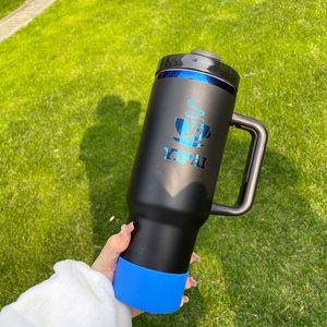 Mug de voyage en acier inoxydable avec revêtement en poudre gravé au laser, prêt à être expédié, bleu plaqué sous le dessus, isotherme, 40 oz, avec poignée - Product Image 3