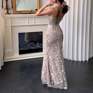 Robe longue élégante et sexy en dentelle, style tendance pour femmes, idéale pour les soirées - Product Image 2