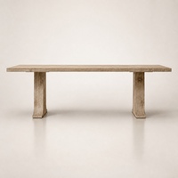 Table à manger rectangulaire en chêne clair rustique contemporain avec pieds en forme de piédestal évasé pour projets résidentiels et intérieurs commerciaux