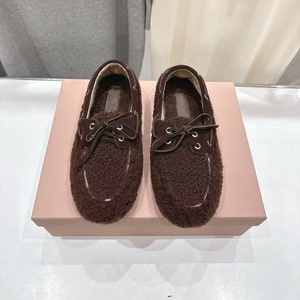 Chaussures plates en laine d'agneau importées de haute qualité pour femmes, confortables et antidérapantes avec des mocassins en laine, reproduites par les meilleurs designers - Product Image 1