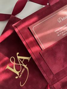 Boîte d'invitation de <span class=keywords><strong>mariage</strong></span> Bourgogne Velours Acrylique Boîte d'invitation dans une boîte en velours avec logo personnalisé or Monogramme Marron Pompon - Product Image 4