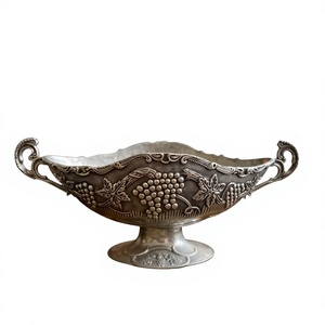 Corbeille à fruits ovale vintage en argent gaufré motif raisin, centre de table en métal antique, plat décoratif orné avec poignée, décoration de table, bassin de rangement - Product Image 1