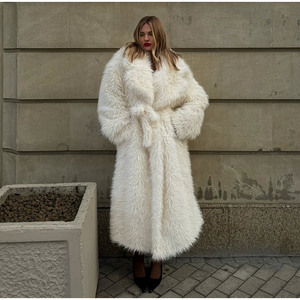 Cappotto Invernale Extra Lungo da <span class=keywords><strong>Donna</strong></span> in Ecopelliccia di Pecora con Collo Rovesciato e Chiusura con Cintura - Product Image 1