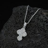 Collier en gros plaqué or et argent avec micro-pavé de zircons étincelants, motif trèfle et croix, avec chaîne en corde