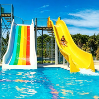 Château gonflable aquatique multi-joueurs en PRF avec toboggan et piscine intégrés, équipement de parc aquatique intérieur pour complexe hôtelier et parc d'attractions