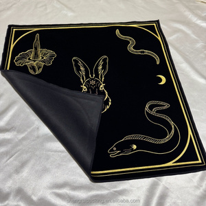 Tapis de Tarot en Velours pour Altar, Motif Croix Celtique, pour Lecture, avec Doublure en Satin et Sacs en Velours pour Dés et Cartes de Tarot - Product Image 4