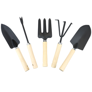 Ensemble d'outils à main <span class=keywords><strong>de</strong></span> jardinage <span class=keywords><strong>en</strong></span> acier au carbone 5 pièces outils <span class=keywords><strong>de</strong></span> <span class=keywords><strong>jardin</strong></span> kit d'outils <span class=keywords><strong>de</strong></span> <span class=keywords><strong>jardin</strong></span> à poignée <span class=keywords><strong>en</strong></span> <span class=keywords><strong>bois</strong></span> <span class=keywords><strong>de</strong></span> haute qualité - Product Image 1