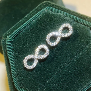 E2353 Orecchini in oro bianco con diamanti, taglio rotondo brillante, colore D, stile classico da donna - Product Image 3