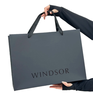 Sacs en Papier Kraft Classiques Personnalisés pour Vêtements, Accessoires de Mode, Cadeaux d'Affaires, Shopping – Logo Ruban sur Chaussettes, Chaussures, Fourrure - Product Image 1