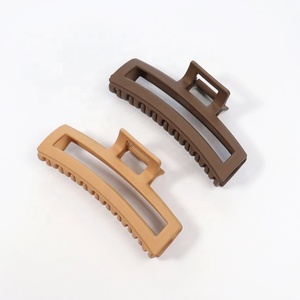 Lot de pinces à cheveux grandes en plastique marron mat de 11,5 cm pour femmes, certifiées Sedex Audit Factory - Product Image 3