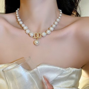 Set di Collana con Ciondolo a <span class=keywords><strong>Lettera</strong></span> <span class=keywords><strong>D</strong></span> e Orecchini di Lusso, Collana di Perle con Zirconi, Gioielli in Stile Coreano Minimalista Placcati Oro - Product Image 4