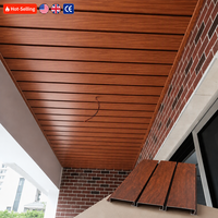 Plaques de plafond linéaires en aluminium à grain de bois - Décoration intérieure artistique avec design à bandes métalliques