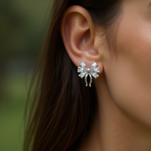 Orecchini a perno E1484 in oro bianco con graziosa farfalla, cristalli e strass, montatura a griffe, in lega, gioielli da donna alla moda per feste - Product Image 2